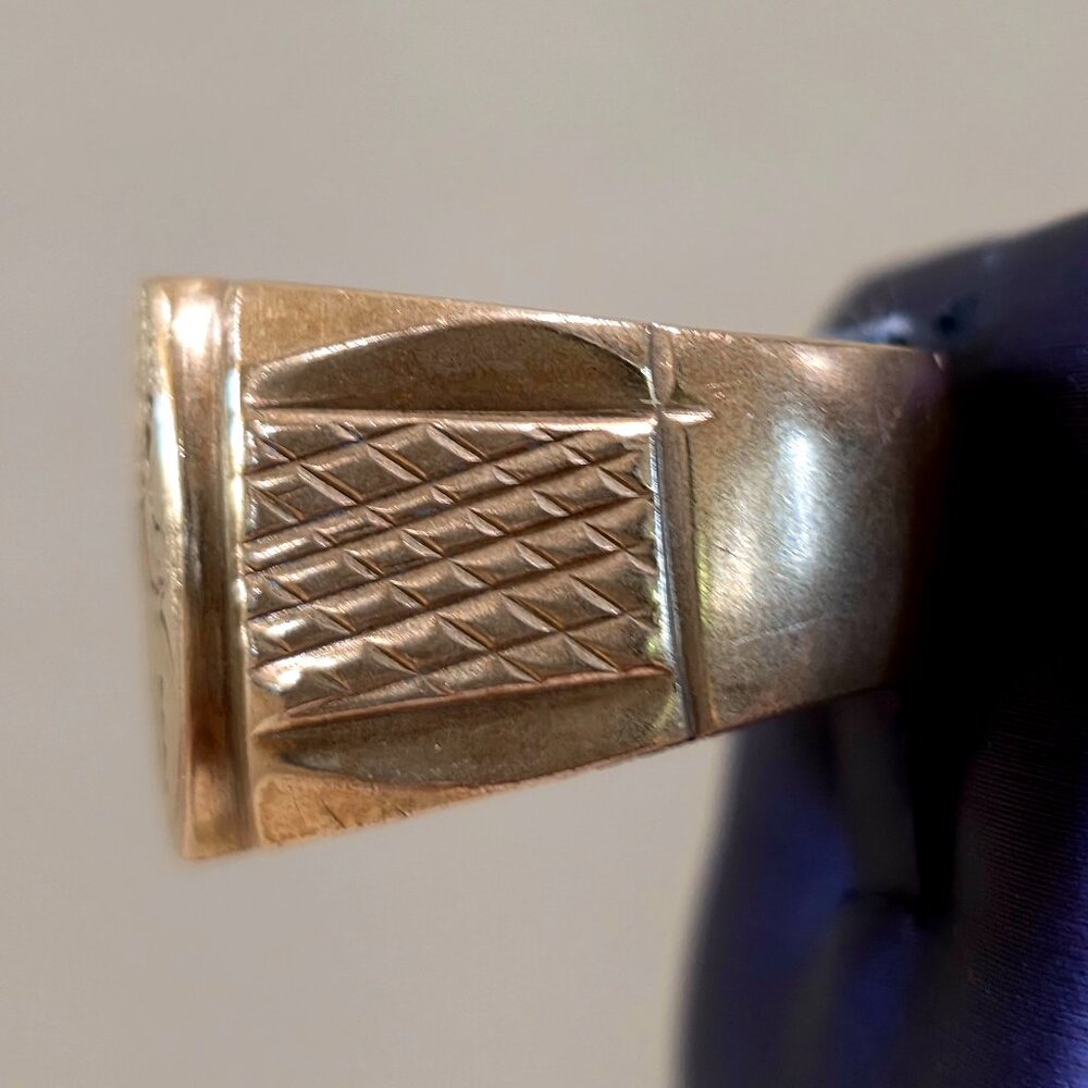 Antique Vintage Signet Men's Ring in Brass Engraved Crest SZ 10.5-10.75 18.7 gm - Picture 3 of 12